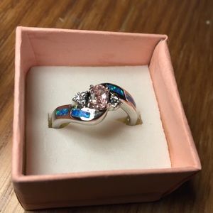 Beautiful 14k white gold filled ring, size 7.5